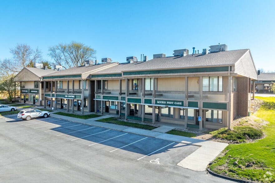 More Photos Of 7501-7611 Douglas Ave, Urbandale Unknown For Lease