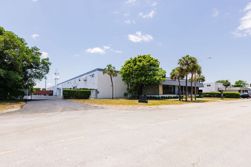 More Photos Of 5280 NW 165th St, Hialeah Warehouse For Lease