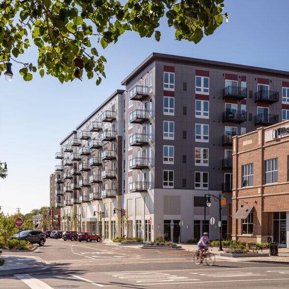 More Photos Of 1555 Ellinwood Ave, Des Plaines Apartments For Lease