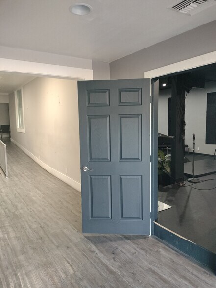 More Photos Of 6944 Reseda Blvd, Reseda Freestanding For Lease