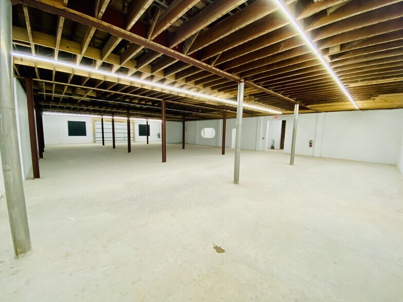 More Photos Of 1115 N Bowie St, Seguin Flex For Lease