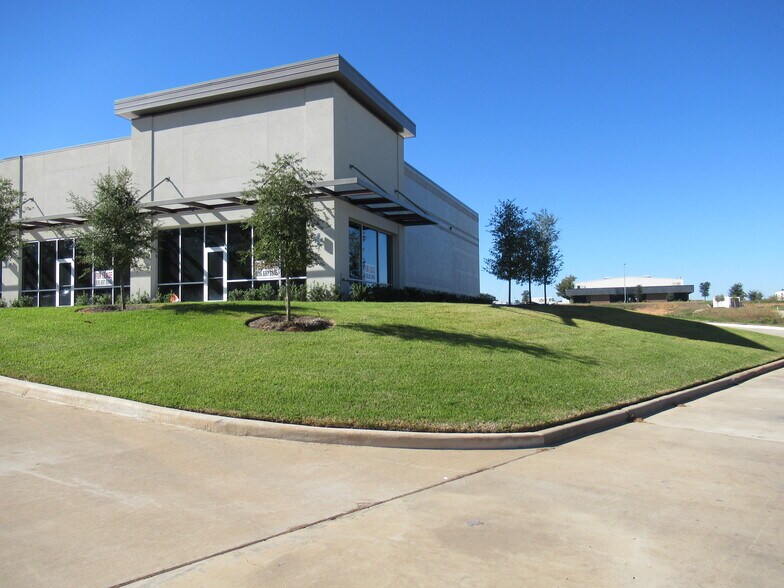 More Photos Of 2527 N Frazier St, Conroe Storefront For Sale