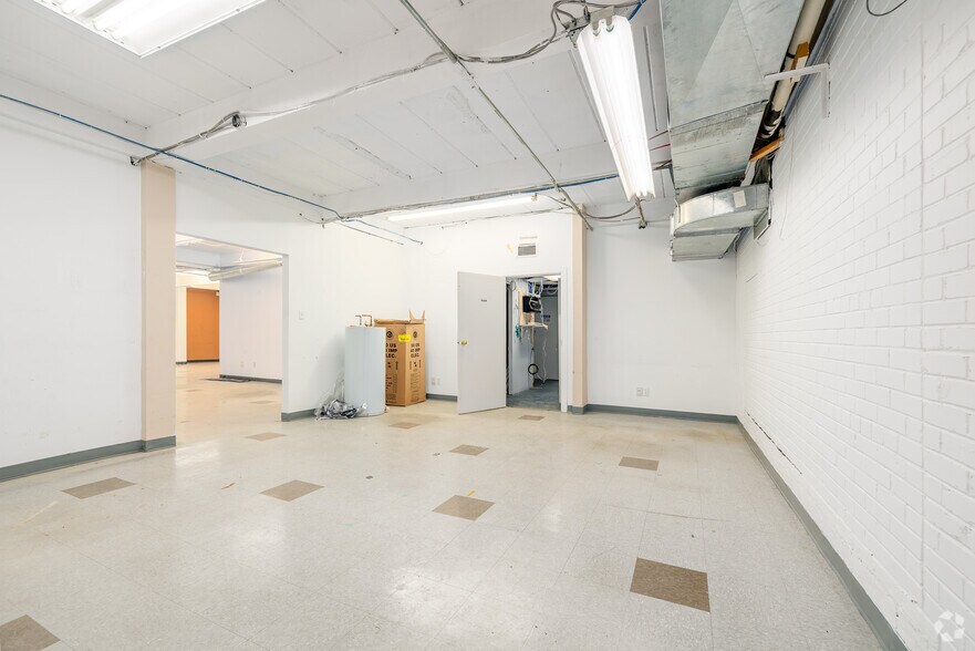 More Photos Of 425 Rue Guy, Montréal Light Distribution For Lease