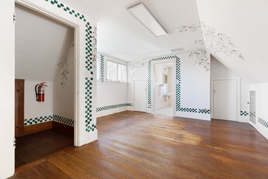 More Photos Of 1199 SE Dock St, Oak Harbor General Retail For Sale