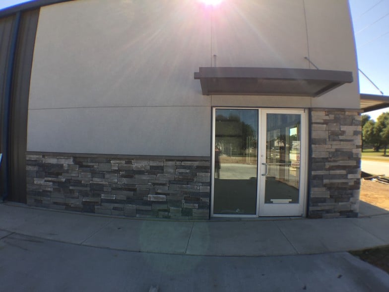 More Photos Of 17100 Huffmeister Rd, Cypress Warehouse For Lease