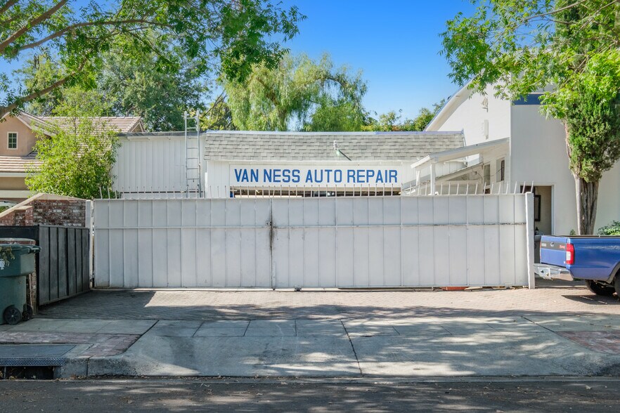 More Photos Of 2740 N Van Ness Blvd, Fresno Service Station For Sale