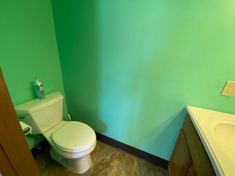 More Photos Of 2228 W College St, Springfield Veterinarian Kennel For Sale