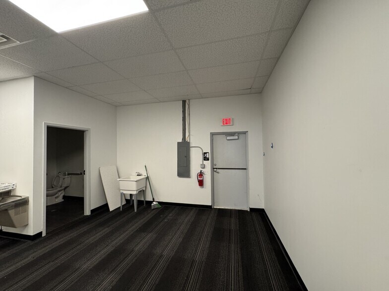 More Photos Of 3907 Baymeadows Rd, Jacksonville Storefront For Lease