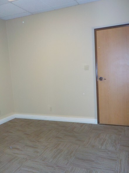 More Photos Of 3700 N 10th St, McAllen Office For Lease