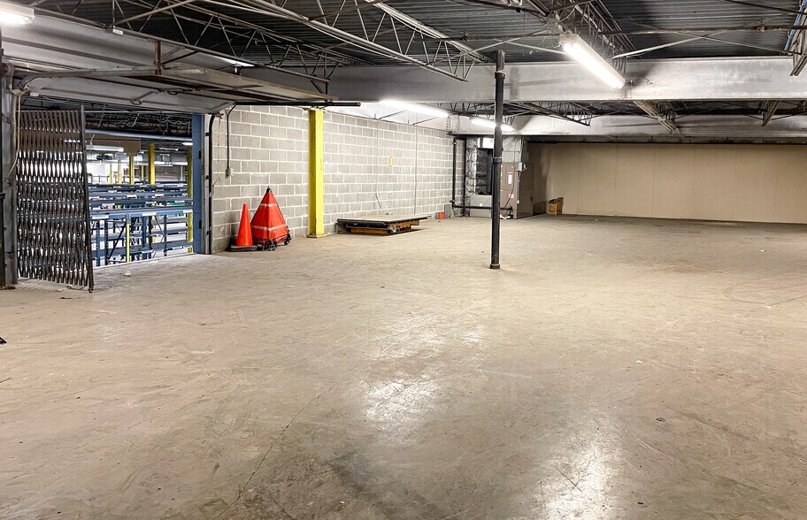 More Photos Of 1303-1315 N Highway Dr, Fenton Distribution For Lease