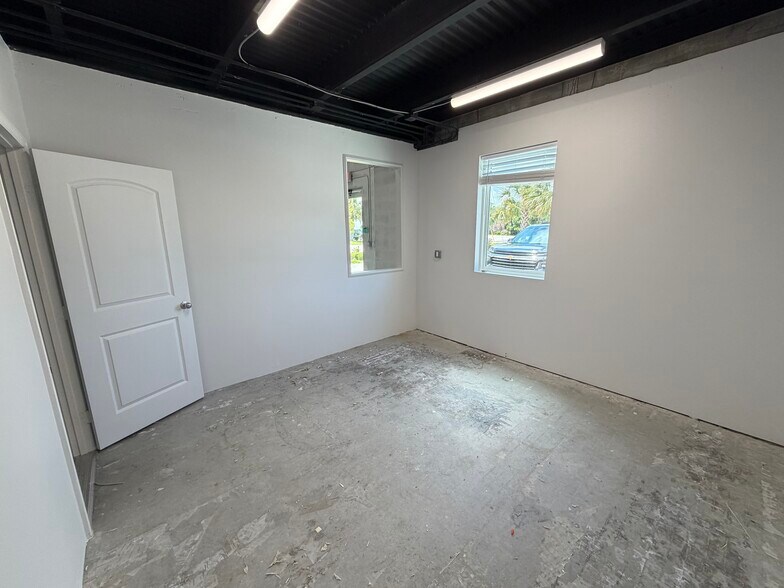 More Photos Of 12871 Suzanne, Hobe Sound Light Manufacturing For Lease