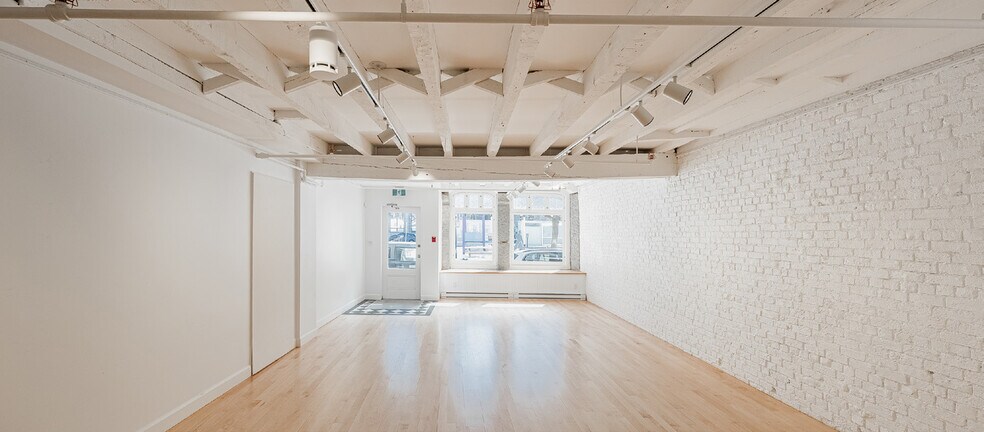 More Photos Of 364 Rue Saint-Paul O, Montréal Storefront Retail Office For Sale