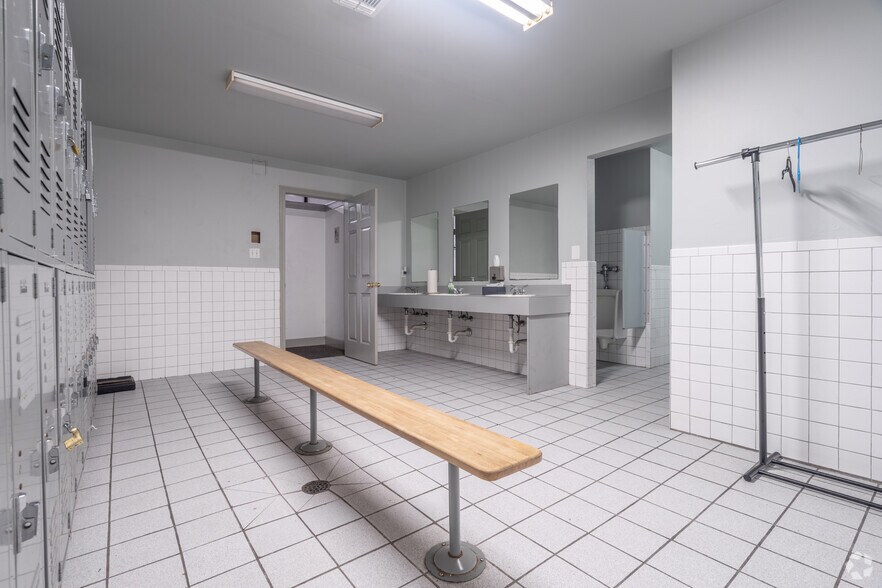 More Photos Of 2202 Lone Oak Rd, Houston Health Club For Sale