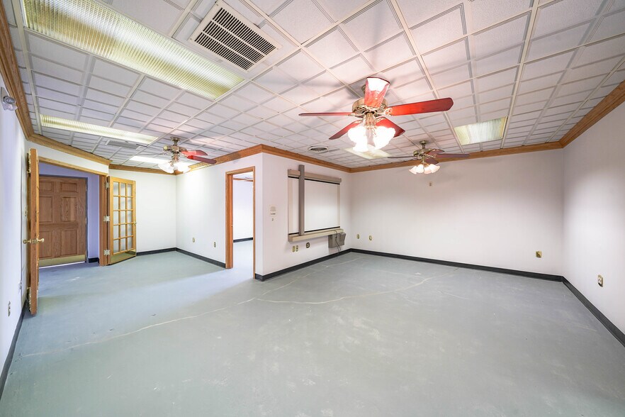 More Photos Of 8023 Malcolm Rd, Clinton Medical For Lease