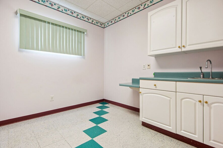 More Photos Of 43 Office Park Dr, Jacksonville Medical For Lease