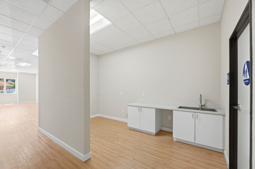 More Photos Of 1321-1345 E Thousand Oaks Blvd, Thousand Oaks Unknown For Lease