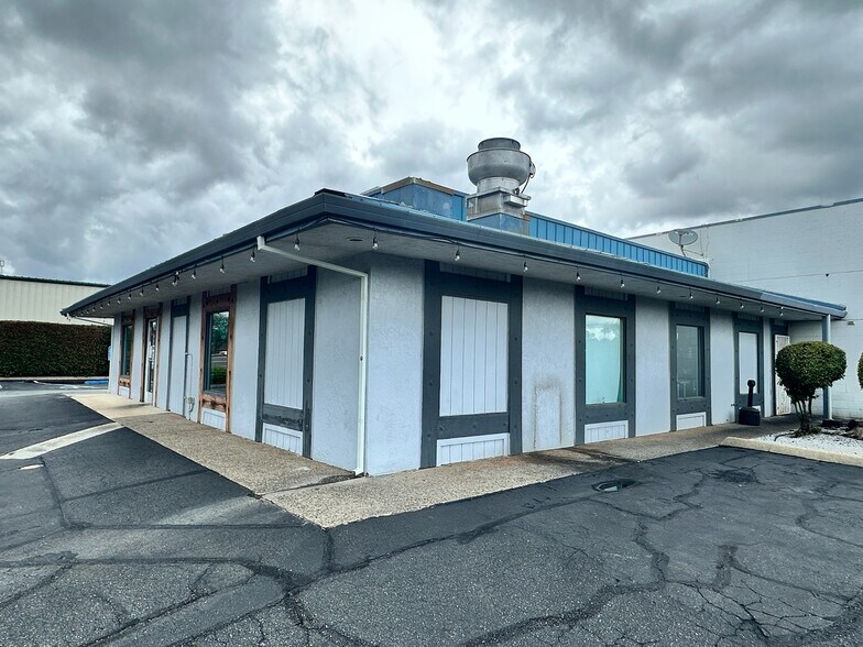 More Photos Of 2704 Hartnell Ave, Redding Freestanding For Lease