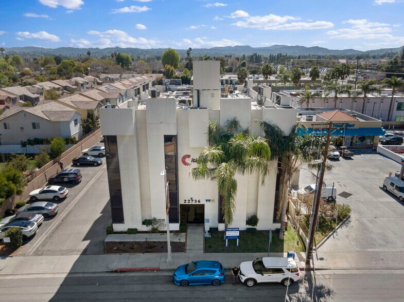 More Photos Of 22736 Vanowen St, Woodland Hills Office For Lease