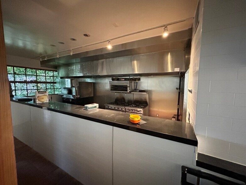 More Photos Of 3015 Ocean Front Walk, Venice Restaurant For Lease