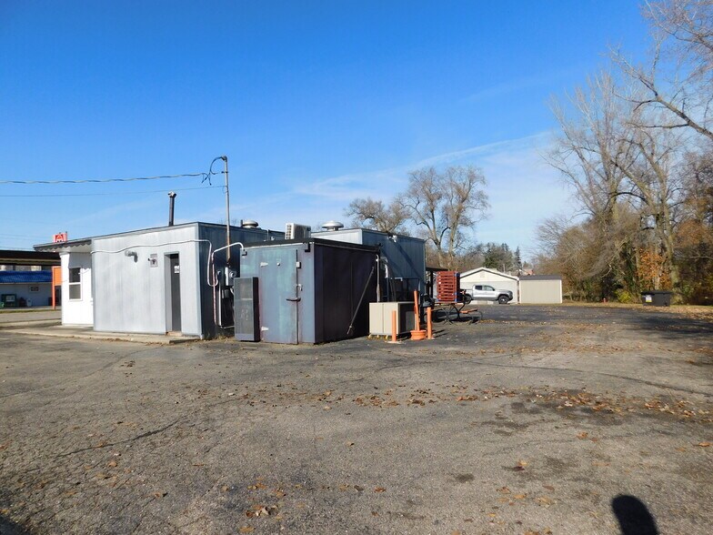 More Photos Of 606 N Jefferson St, Silver Lake General Retail For Sale