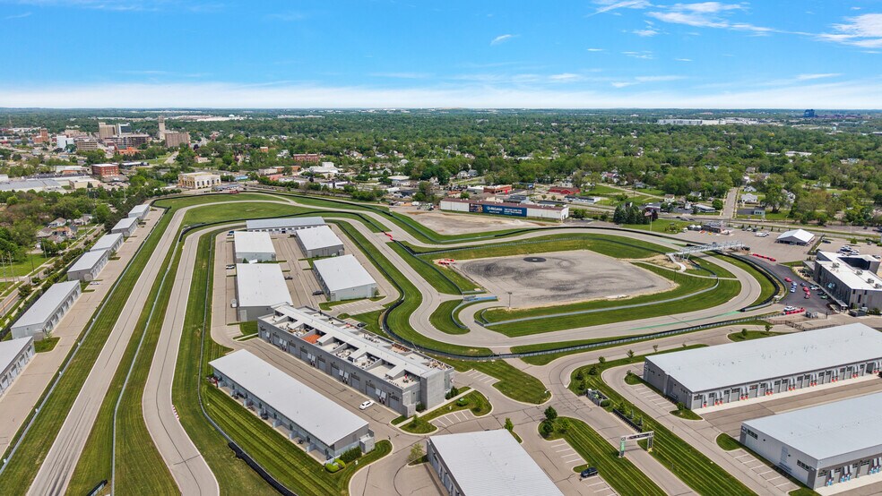 More Photos Of 148 Pit Ln, Pontiac Parking Garage For Sale
