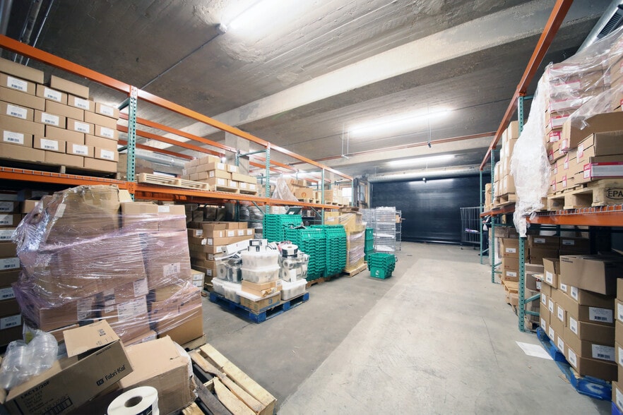 More Photos Of 900 W Cermak Rd, Chicago Warehouse For Lease