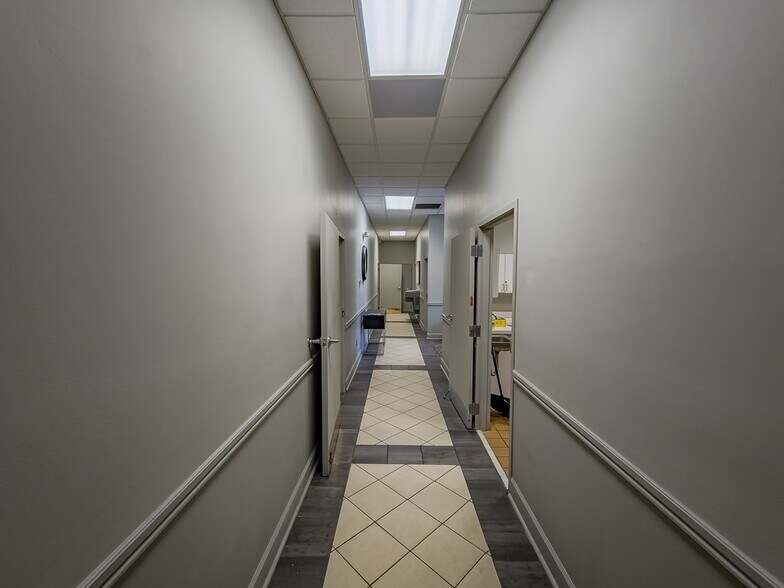 More Photos Of 806 US-82, Tifton Office For Sale