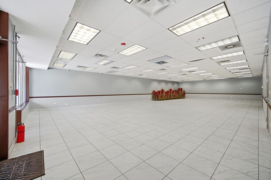 More Photos Of 944 E Roosevelt Rd, West Chicago Storefront For Lease