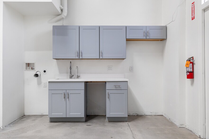 More Photos Of 5731 Palmer Way, Carlsbad Research And Development For Lease
