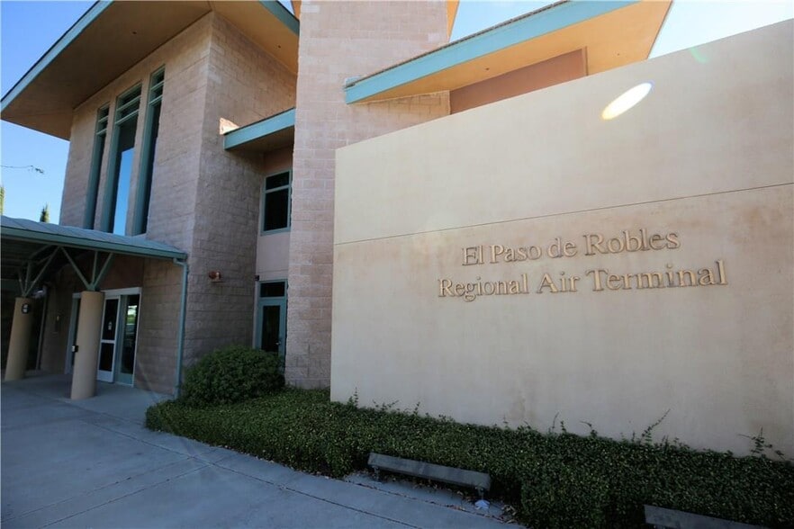 More Photos Of 3150 Propeller Dr, Paso Robles Airplane Hangar For Sale