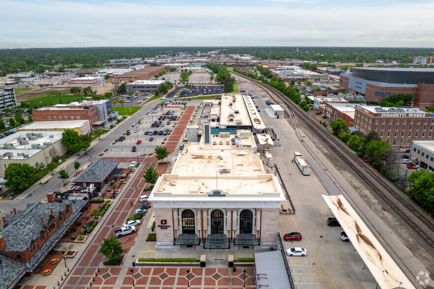 More Photos Of 701 E Douglas Ave, Wichita Office For Lease