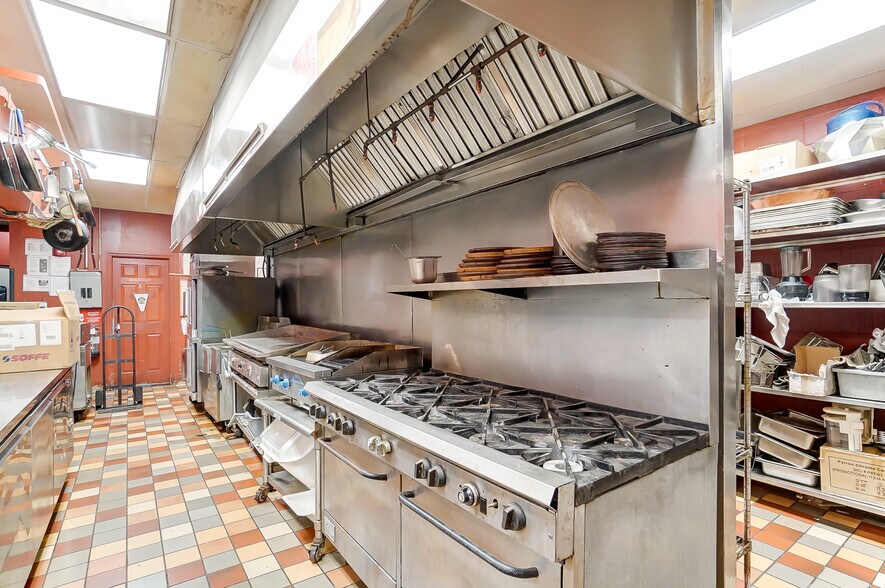 More Photos Of 491 Park St, Columbus Bar For Lease