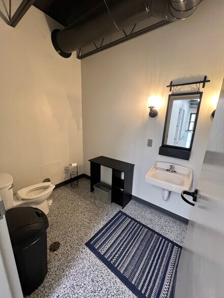 More Photos Of 1408 Pierce St, Norfolk Warehouse For Sale