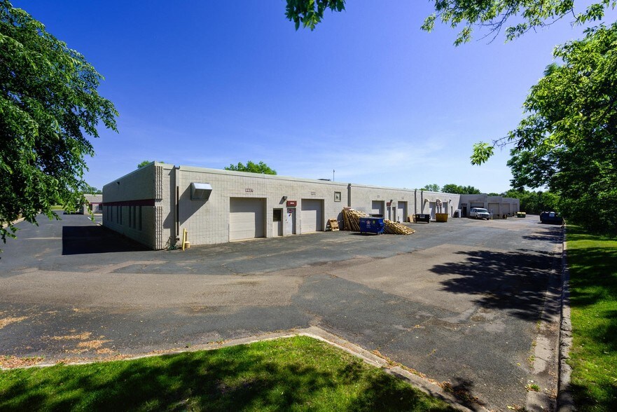 More Photos Of 9901-9927 Valley View Rd, Eden Prairie Showroom For Lease