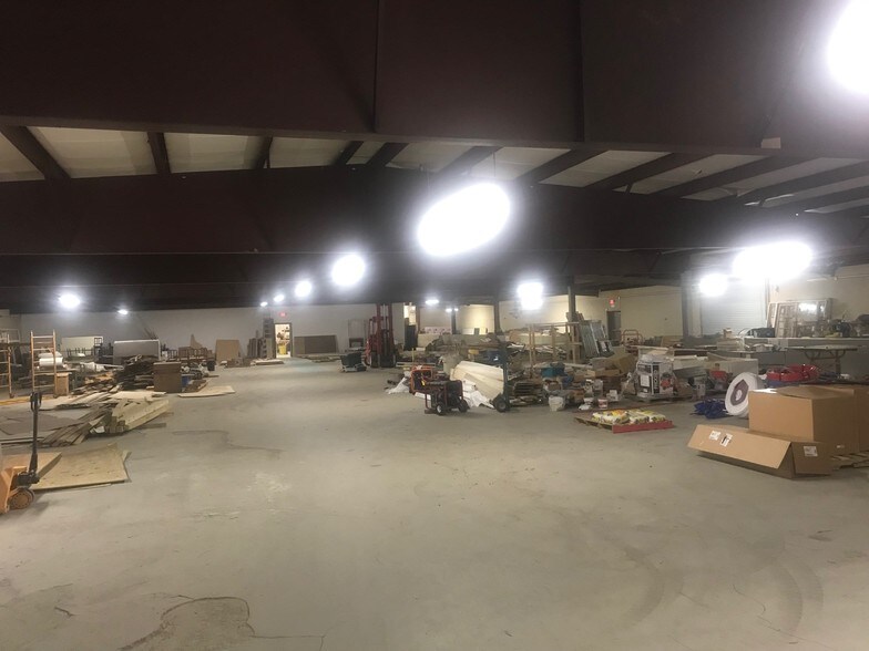 More Photos Of 108 E Southport, Dothan Light Distribution For Sale