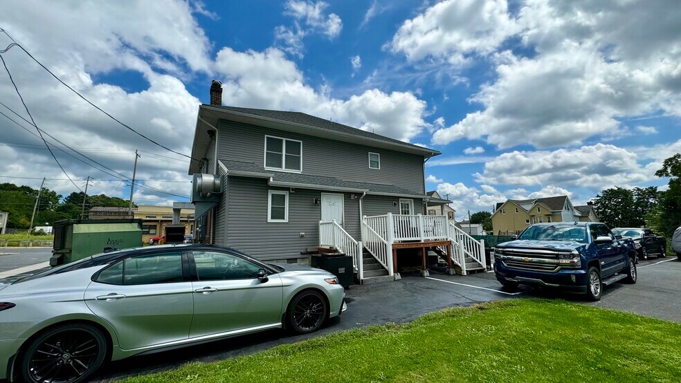 More Photos Of 550 S Main St, Nazareth General Retail For Sale