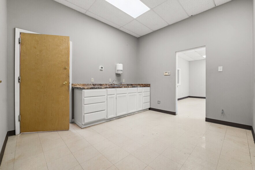 More Photos Of 10854 Vandale St, San Antonio Flex For Sale