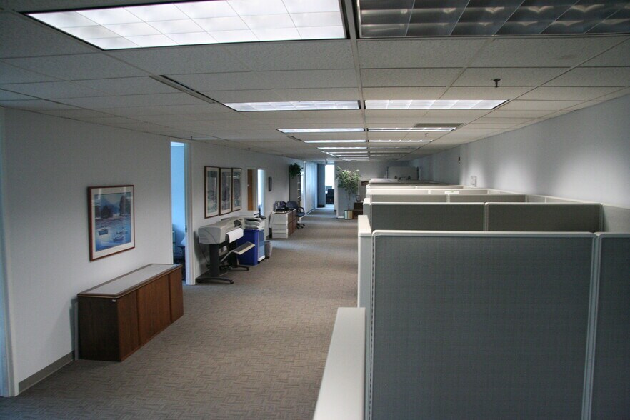 More Photos Of N28W23050 Roundy Dr, Pewaukee Office For Sale