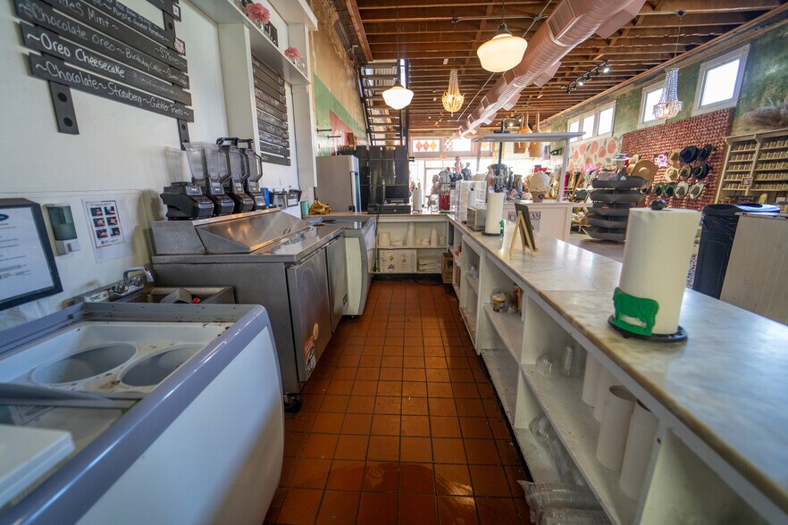More Photos Of 102 S Main St, Victoria Storefront For Sale