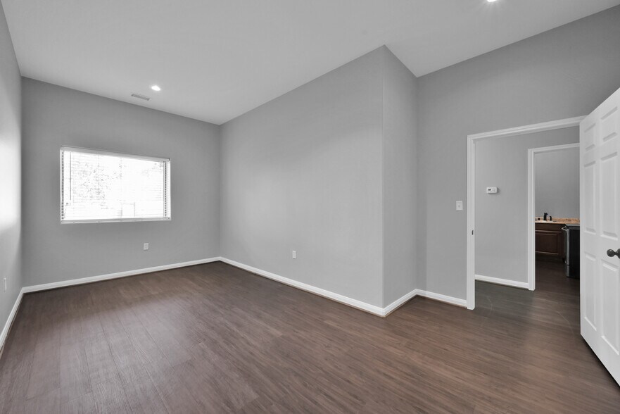 More Photos Of 15513 Capitol Hill Rd, Montgomery Service For Sale