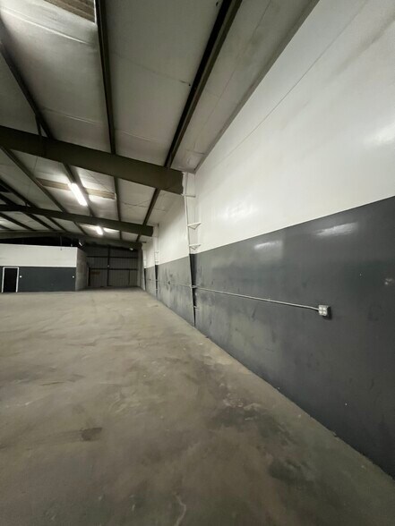 More Photos Of 5592 W San Madele Ave, Fresno Warehouse For Lease