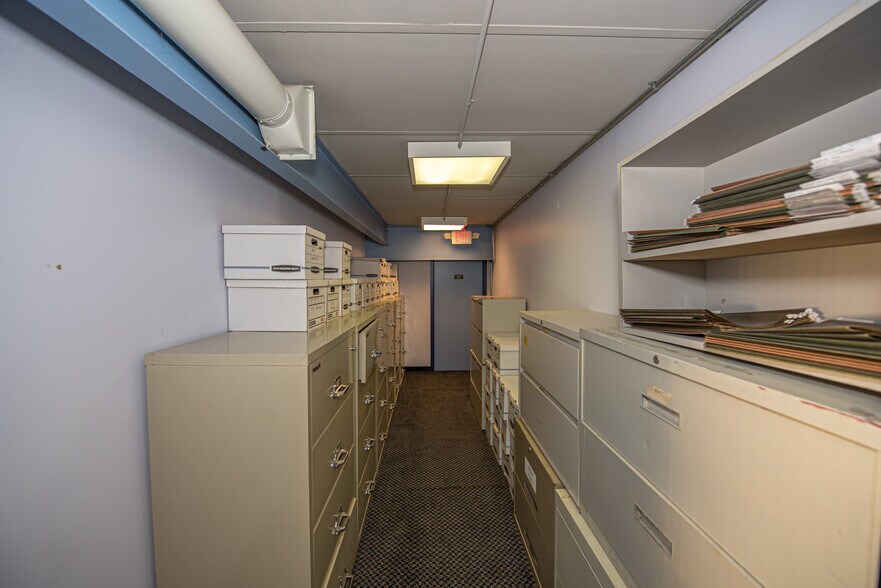 More Photos Of 77 Gazza Blvd, Farmingdale Showroom For Sale