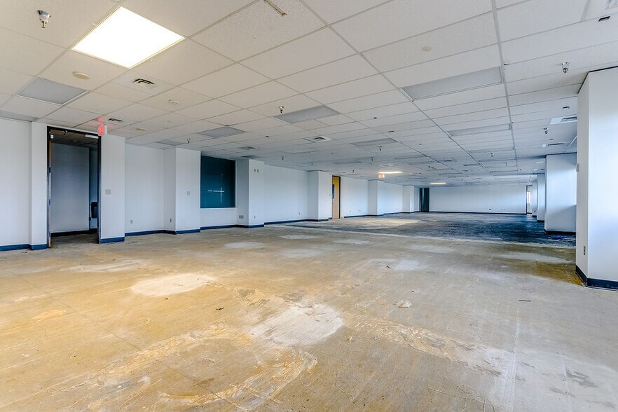 More Photos Of 2350 Valley View Ln, Dallas Loft Creative Space For Lease