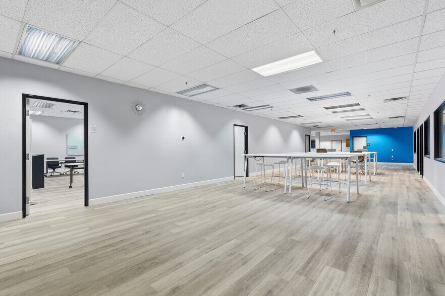 More Photos Of 3401 E Harbour Dr, Phoenix Light Manufacturing For Lease