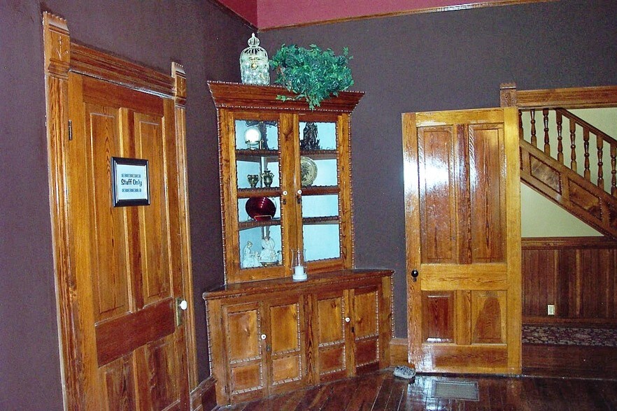 More Photos Of 27 Sycamore St, Jefferson Specialty For Lease