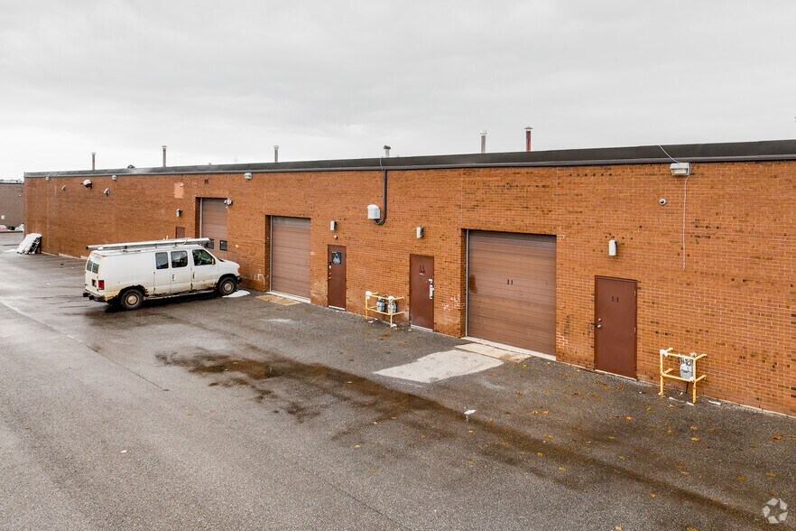 More Photos Of 1001 Denison St, Markham Warehouse For Lease