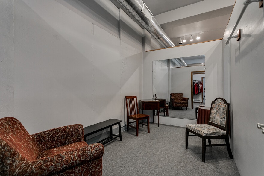 More Photos Of 172 W Wisconsin Ave, Kaukauna Storefront For Sale