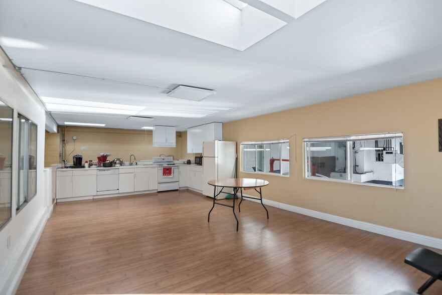 More Photos Of 2001-2005 Spring St, Redwood City Service For Sale