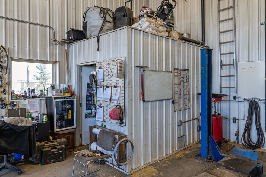 More Photos Of 81 Barstow St, Carseland Auto Repair For Sale