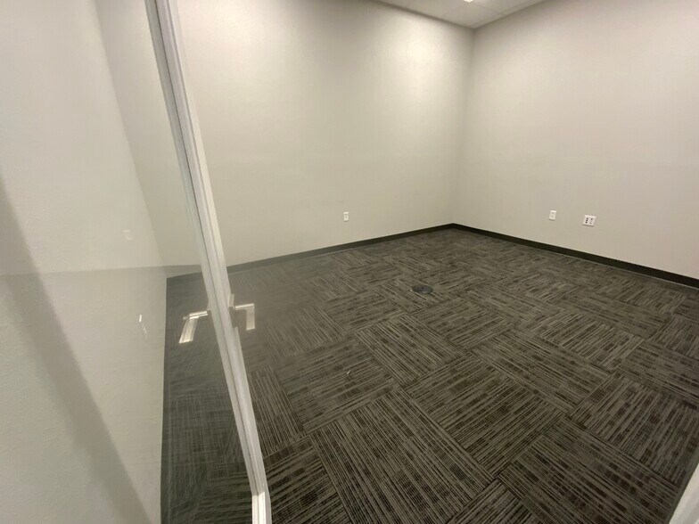 More Photos Of 320 S Oak St, Roanoke Medical For Lease